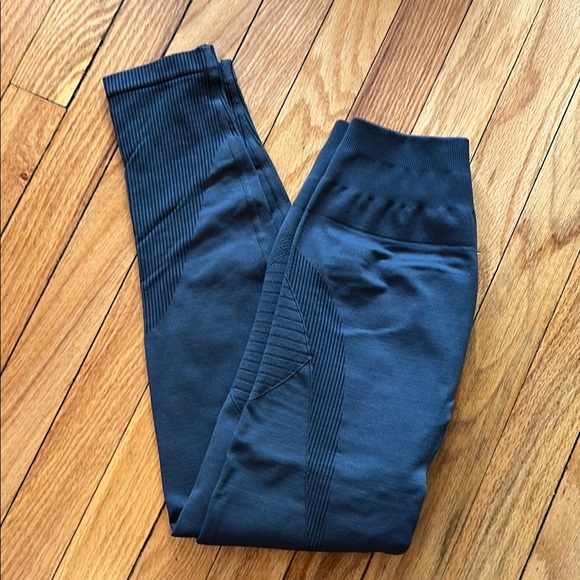 Alphalete Gray Leggings - Picture 2 of 2